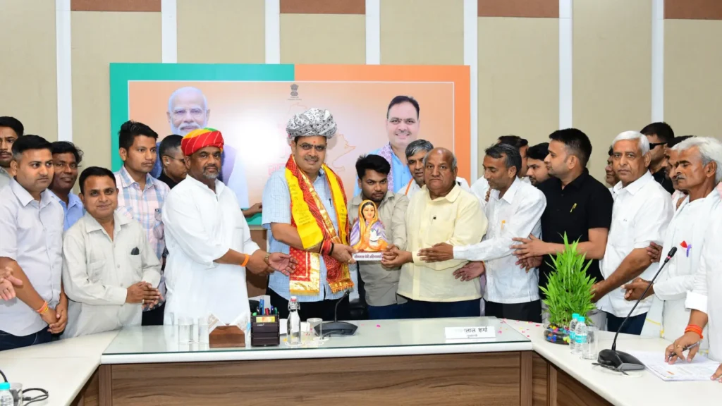 Ahilya Bai Holkar के 301वीं जयंती समारोह के पोस्टर का विमोचन 4 Ahilya Bai Holkar