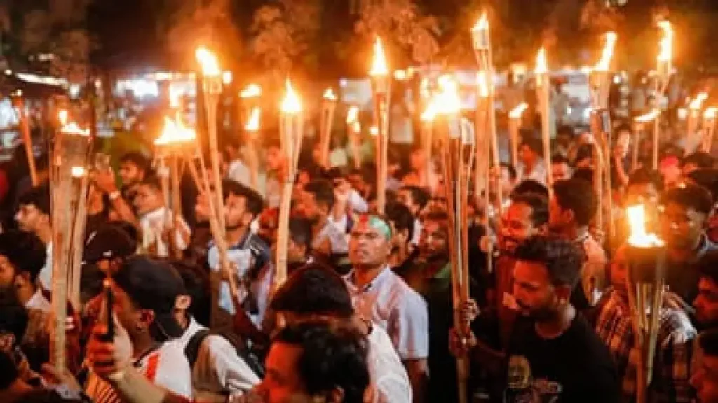 Dhaka में भारी हंगामा: हिंदुओं का ज़बरदस्त विरोध-प्रदर्शन, 'जय श्री राम' के नारे लगाए 2 dhaka